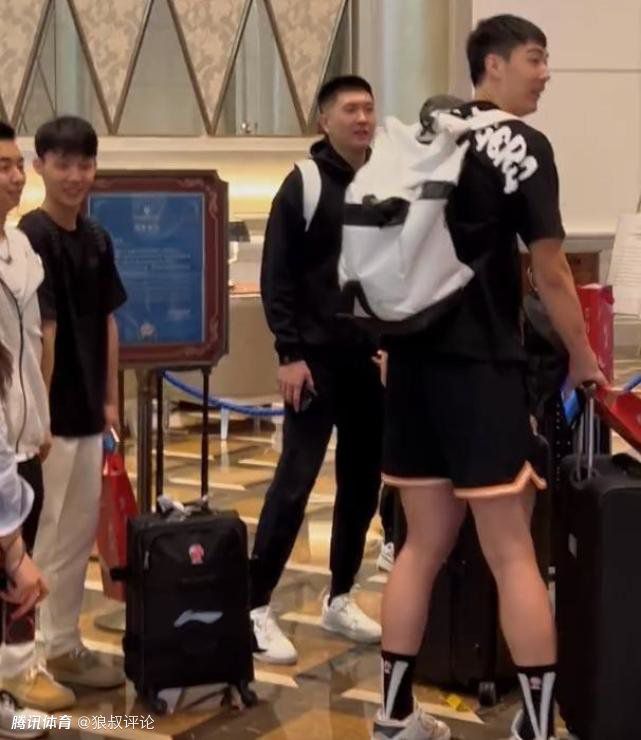 好赌波夜总会主音吉他手阿发（许冠文 饰）钱袋羞怯，赌马往财，房租拖欠，还被夜总会赶了出来。在无处可睡的景象下，他和洽友阿财（黎小田 饰）借宿女友家，偶尔间却目击了机械手臂的黑帮头子油炸螃蟹搏斗敌手沙皮狗的排场。                                  　　阿发凭仗小伶俐临时躲过油炸螃蟹的辣手，但却没法逃走被追杀的恶运。万般无奈之下，他男扮女装插手阿财负责的欢喜女子乐队，并随团远赴泰国表演。途中他相逢了乐队主唱叮叮（钟楚红 饰）但因为油炸螃蟹派出的杀手存在，这段路程不但布满浪漫，还尽是惊险……